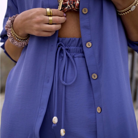 How Do You Wear That Essential Button Up - Picture 4 of 4